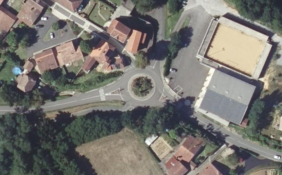 Vue aérienne du Rond-point anonyme n°49213610