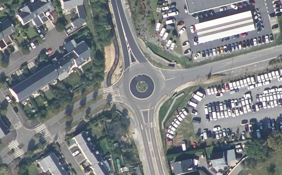 Vue aérienne du Rond-point anonyme n°492136568