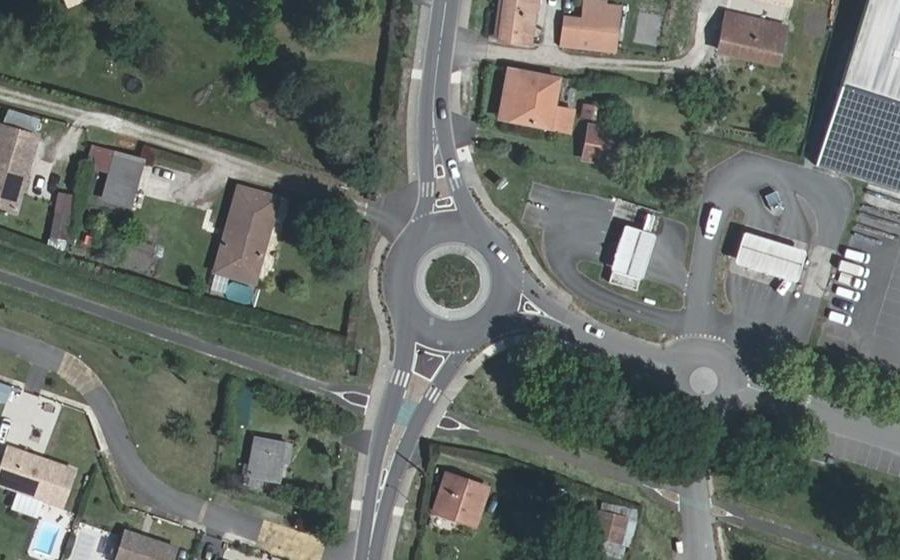 Vue aérienne du Rond-point anonyme n°49228632