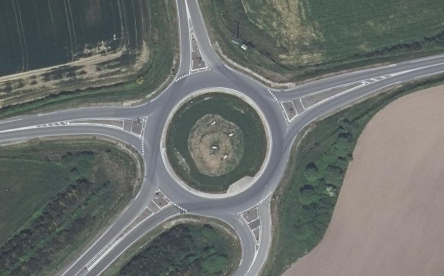 Vue aérienne du Rond-point anonyme n°492290476