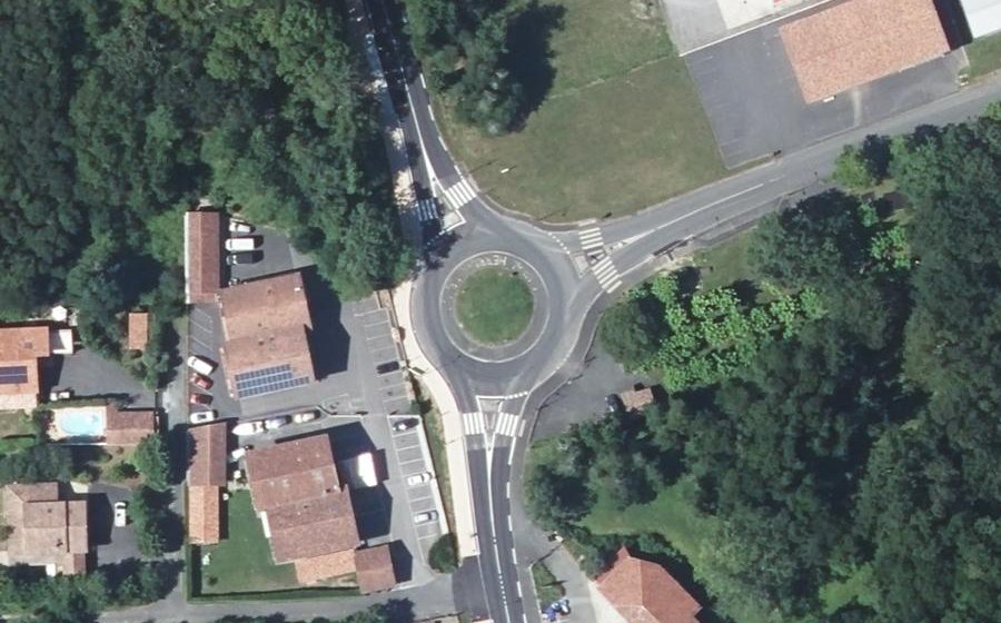 Vue aérienne du Rond-point anonyme n°492316178