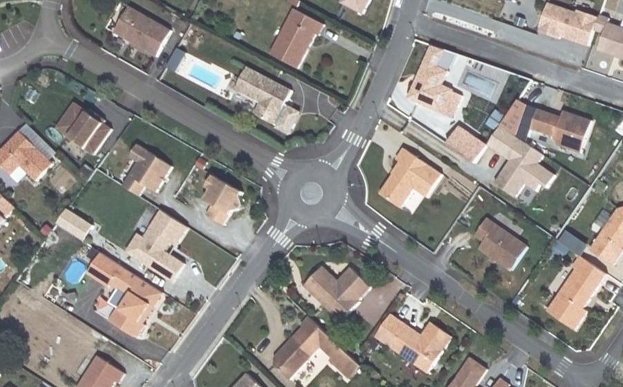 Vue aérienne du Rond-point anonyme n°492373035