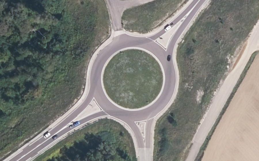 Vue aérienne du Rond-point anonyme n°492429681