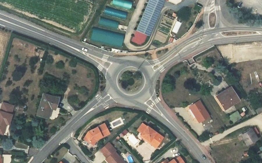 Vue aérienne du Rond-point anonyme n°49257558