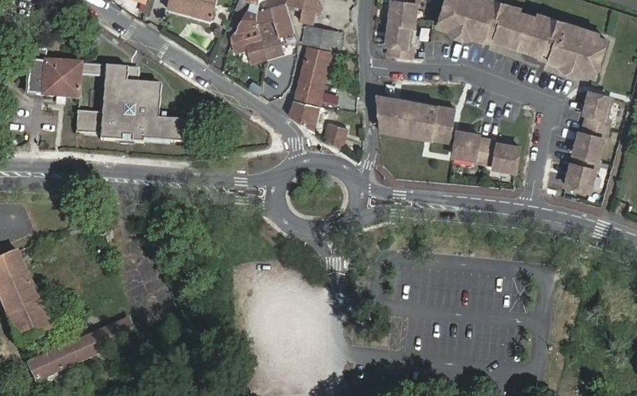 Vue aérienne du Rond-point anonyme n°49258574