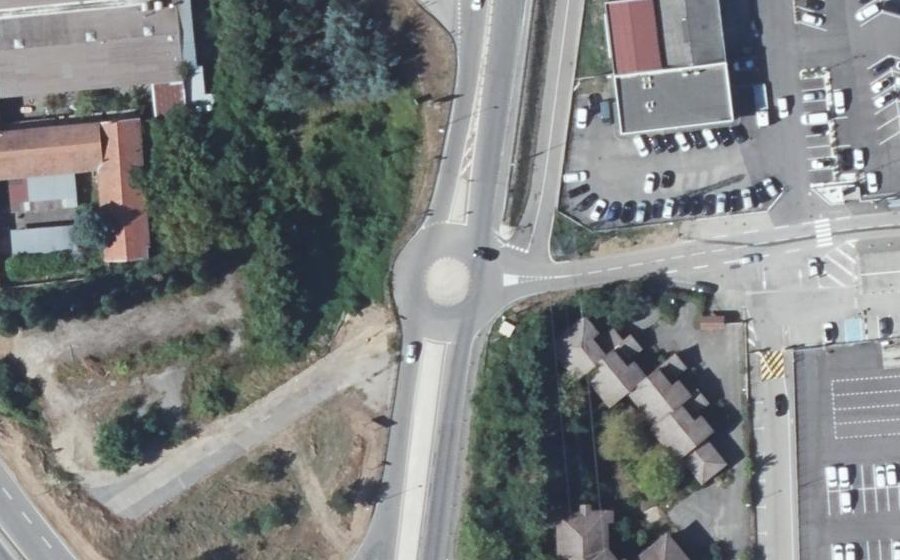 Vue aérienne du Rond-point anonyme n°492618959