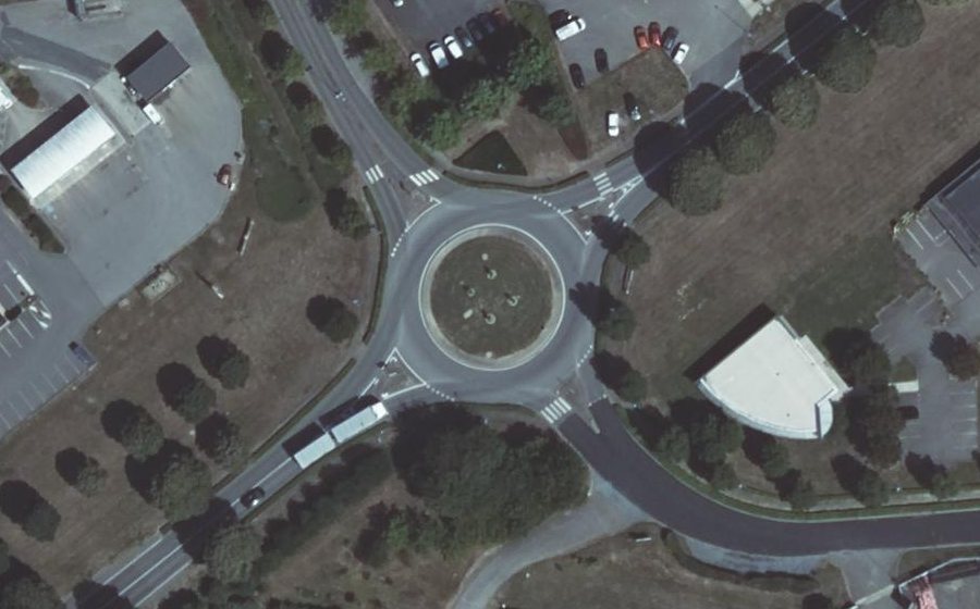 Vue aérienne du Rond-point anonyme n°49278304