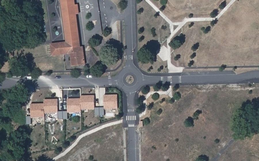 Vue aérienne du Rond-point anonyme n°492855836