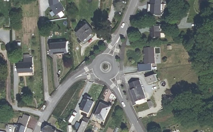 Vue aérienne du Rond-point anonyme n°49292111