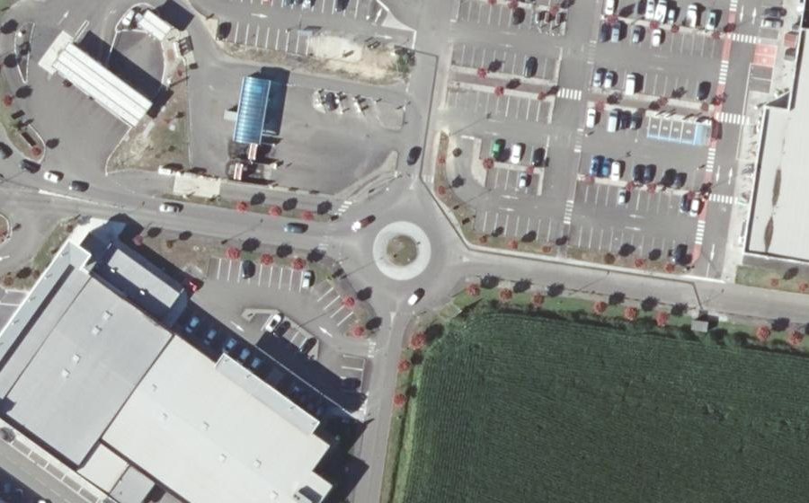 Vue aérienne du Rond-point anonyme n°493099609