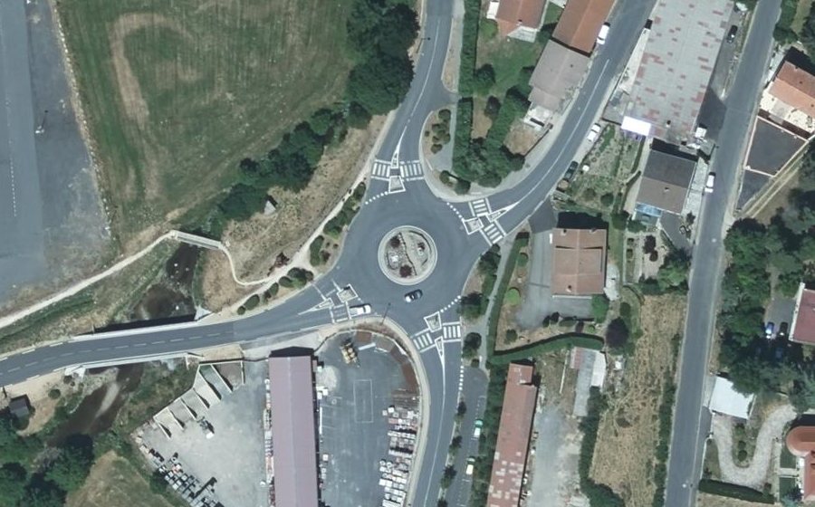 Vue aérienne du Rond-point anonyme n°493268571