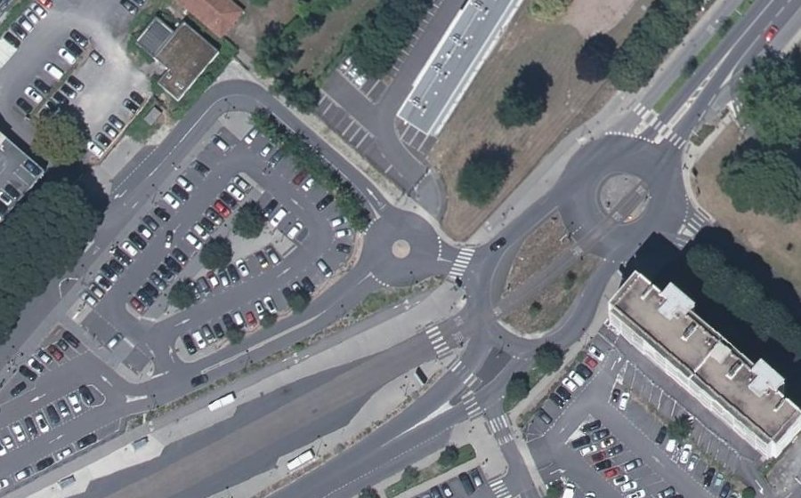 Vue aérienne du Rond-point anonyme n°493302773