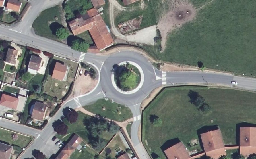 Vue aérienne du Rond-point anonyme n°49330959