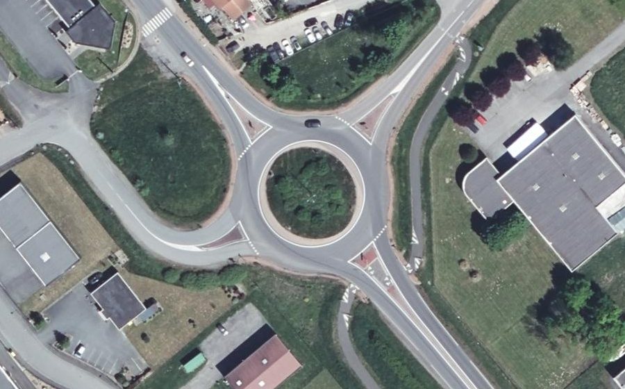 Vue aérienne du Rond-point anonyme n°49332497