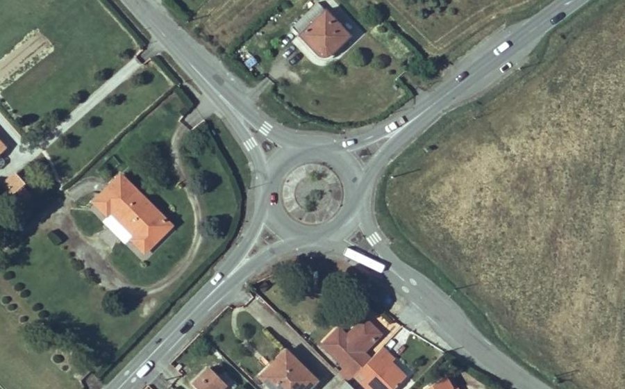 Vue aérienne du Rond-point anonyme n°49336518