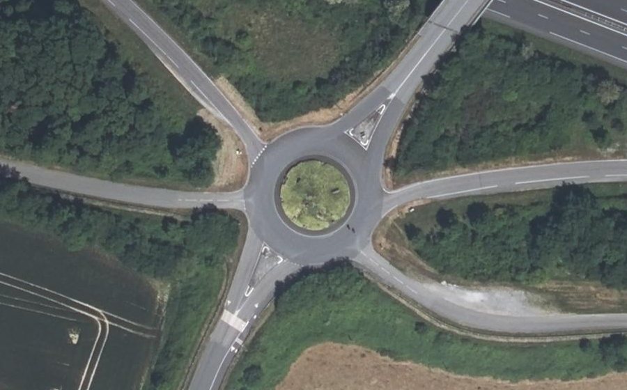 Vue aérienne du Rond-point anonyme n°49336865