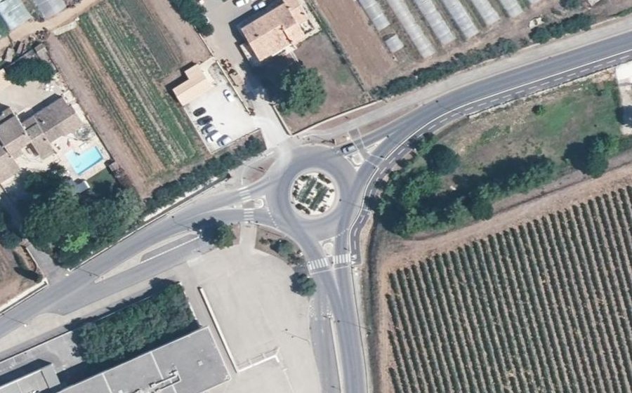 Vue aérienne du Rond-point anonyme n°49342959