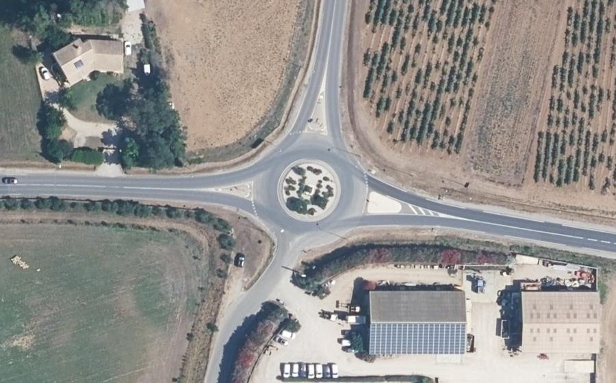 Vue aérienne du Rond-point anonyme n°49342972