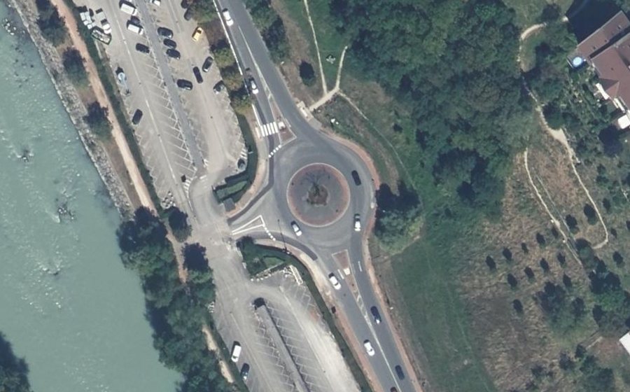 Vue aérienne du Rond-point anonyme n°49343509