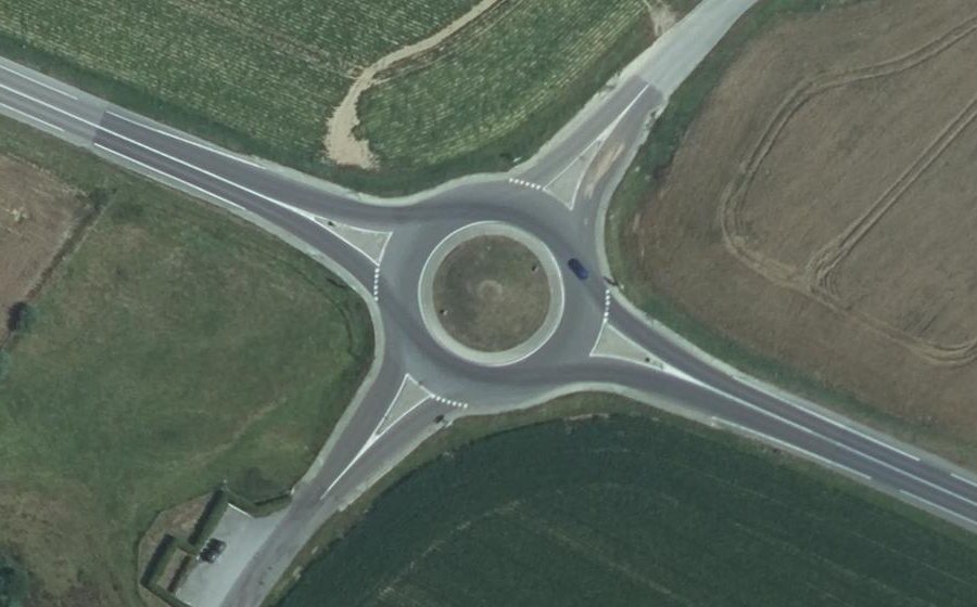 Vue aérienne du Rond-point anonyme n°493440787