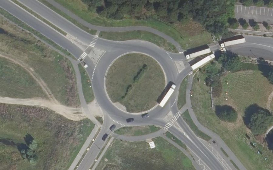 Vue aérienne du Rond-point anonyme n°493445944