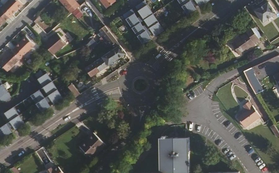 Vue aérienne du Rond-point anonyme n°493540113