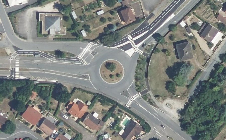 Vue aérienne du Rond-point anonyme n°49357270