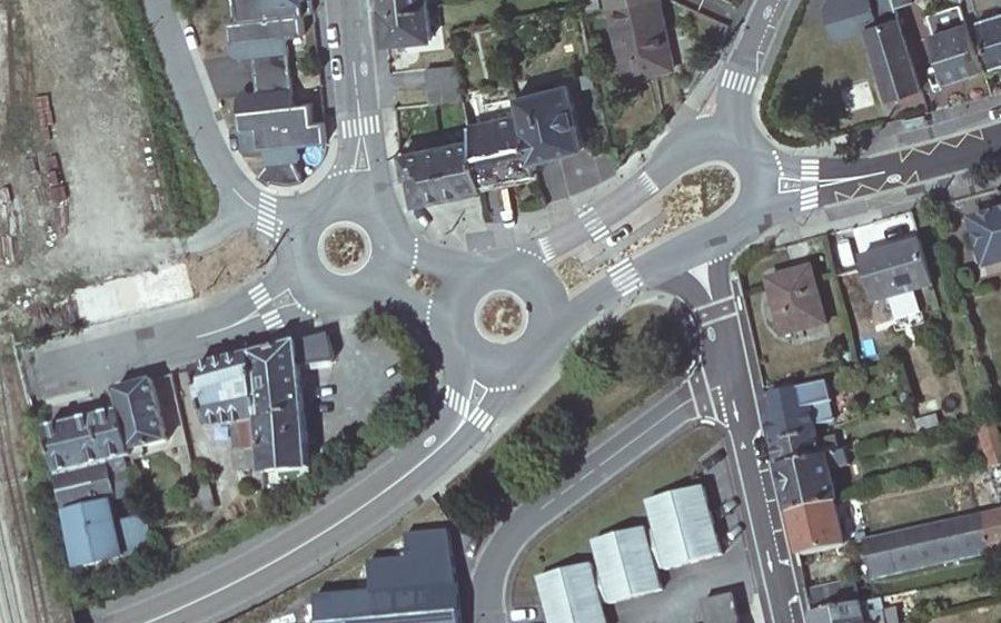 Vue aérienne du Rond-point anonyme n°493711709