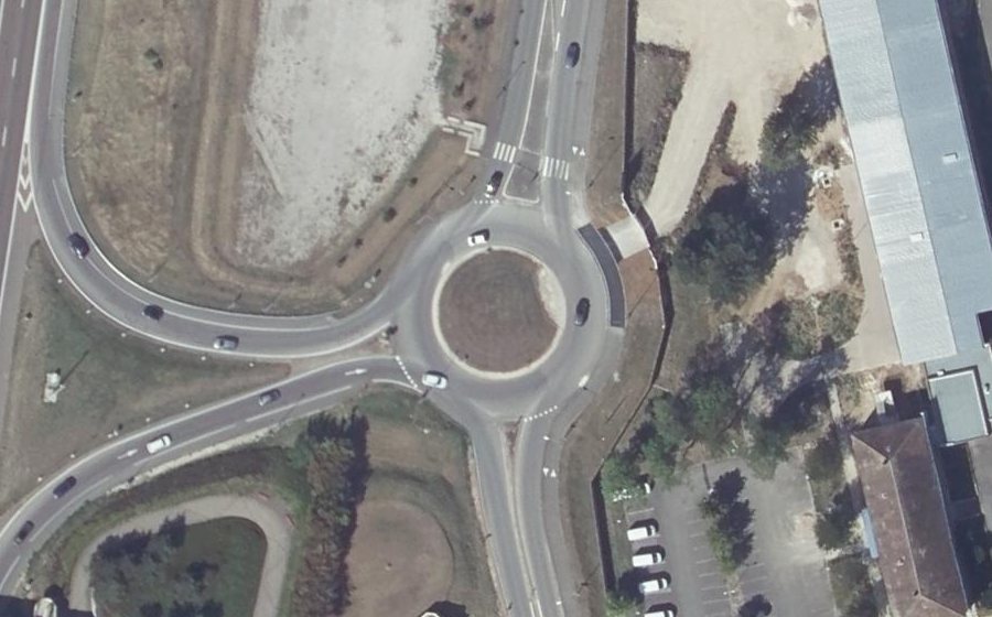 Vue aérienne du Rond-point anonyme n°493764814
