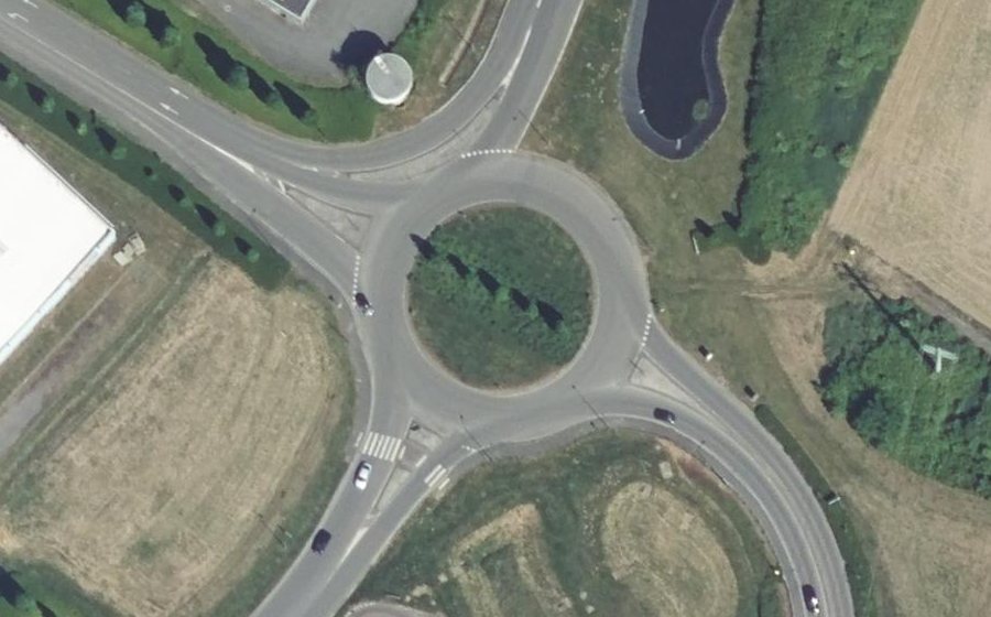 Vue aérienne du Rond-point anonyme n°493894562