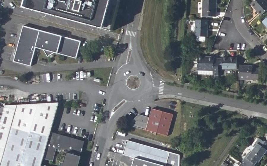 Vue aérienne du Rond-point anonyme n°49401575