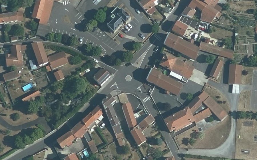 Vue aérienne du Rond-point anonyme n°49403817