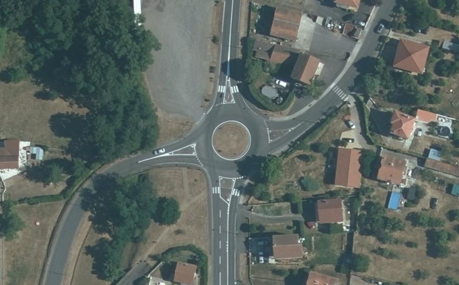 Vue aérienne du Rond-point anonyme n°49403819