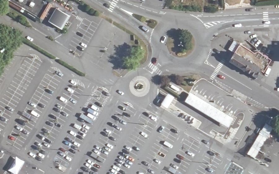 Vue aérienne du Rond-point anonyme n°494040429