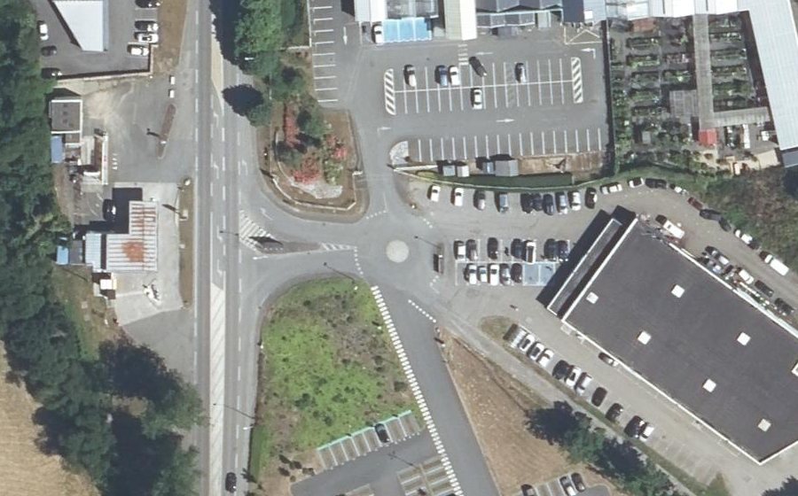 Vue aérienne du Rond-point anonyme n°494090173