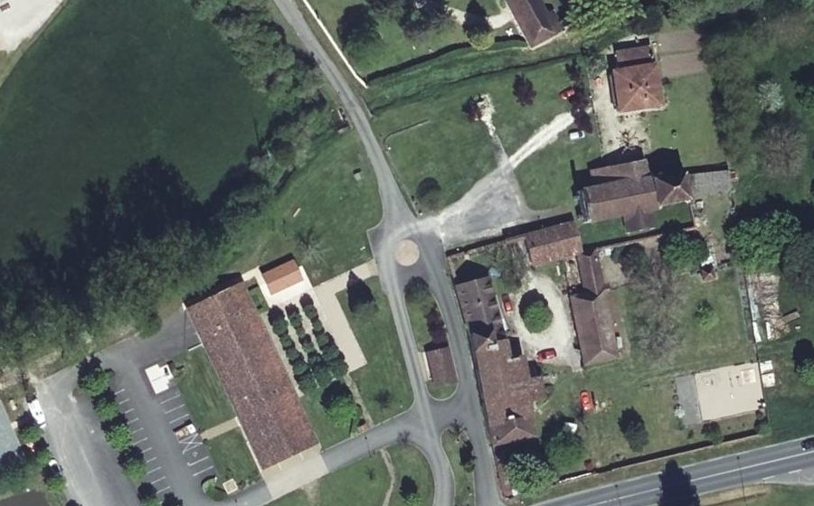 Vue aérienne du Rond-point anonyme n°494091306