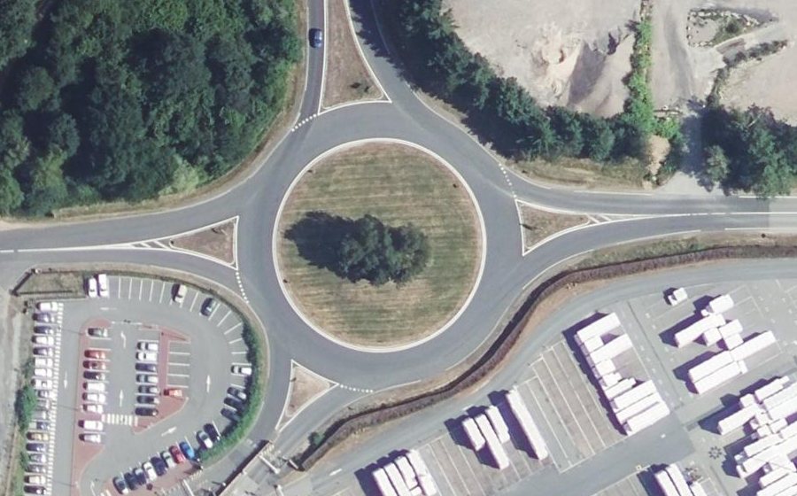 Vue aérienne du Rond-point anonyme n°49415015