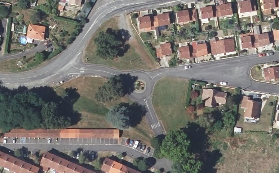 Vue aérienne du Rond-point anonyme n°49422393