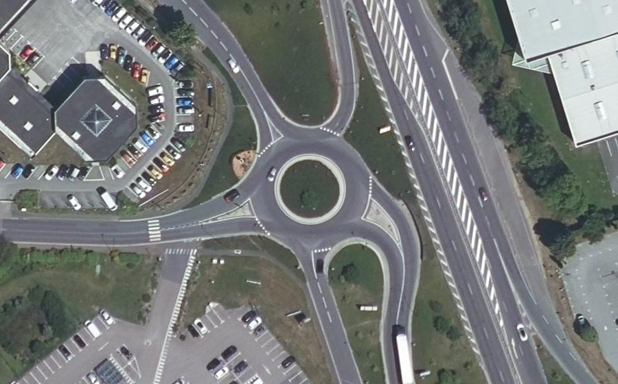 Vue aérienne du Rond-point anonyme n°494262949