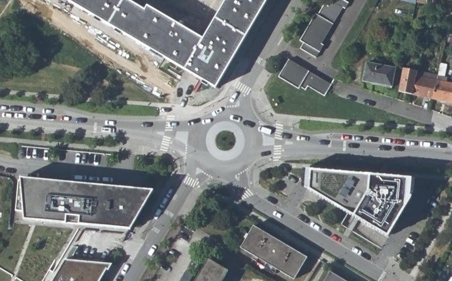 Vue aérienne du Rond-point anonyme n°49429562