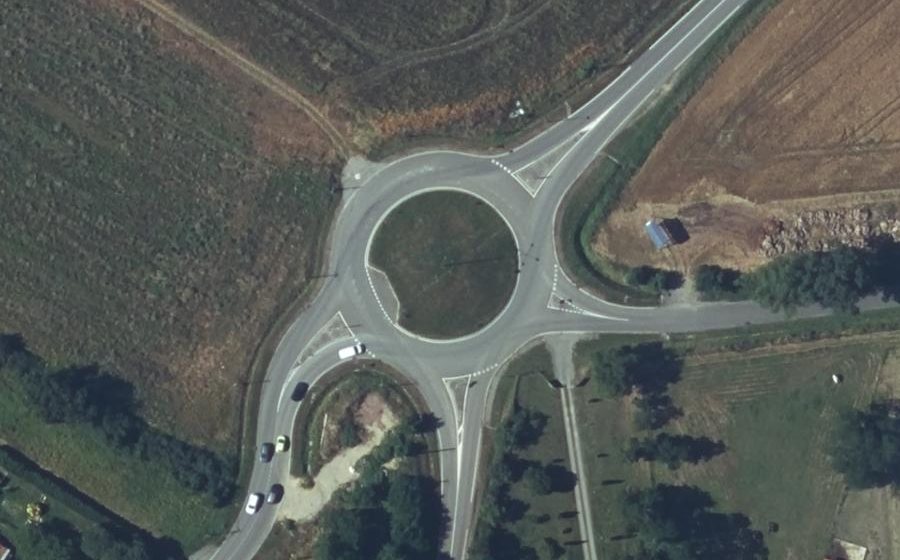 Vue aérienne du Rond-point anonyme n°494328160