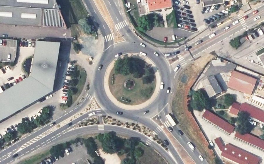 Vue aérienne du Rond-point anonyme n°4943488