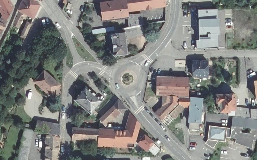 Vue aérienne du Rond-point anonyme n°49436131