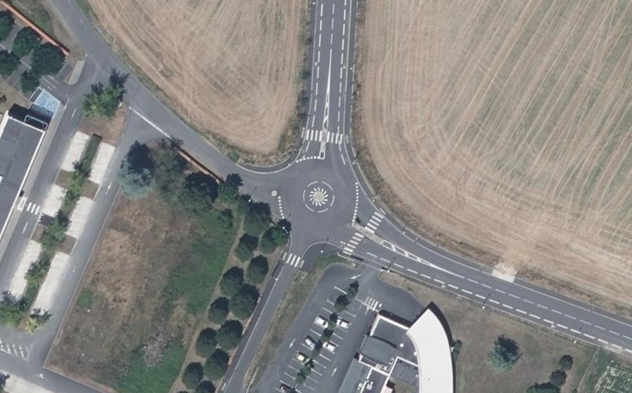 Vue aérienne du Rond-point anonyme n°494469024