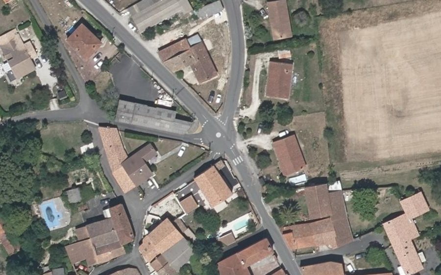 Vue aérienne du Rond-point anonyme n°494470613