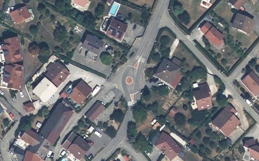 Vue aérienne du Rond-point anonyme n°49449583
