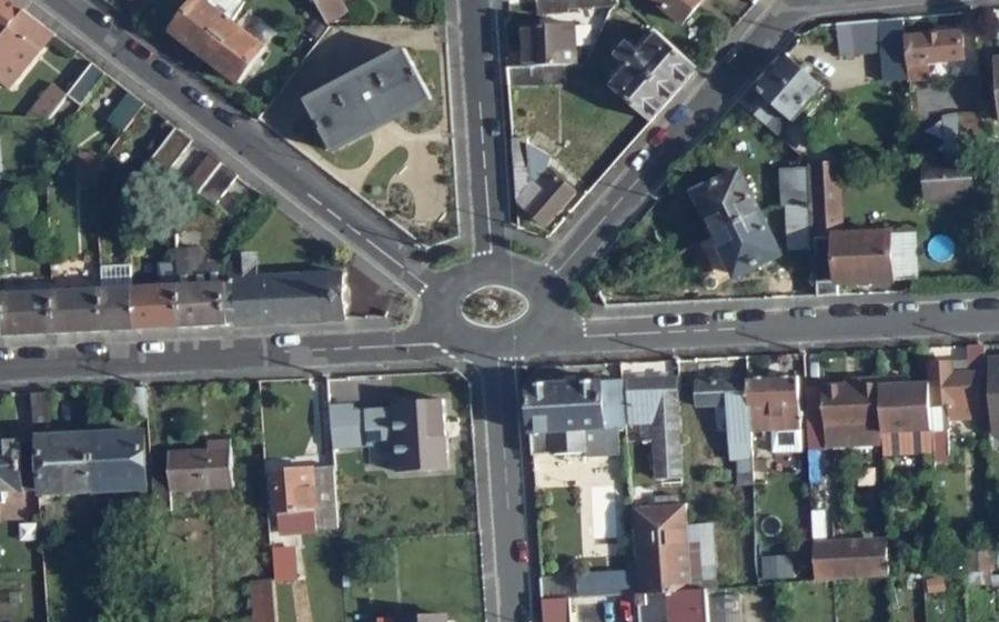 Vue aérienne du Rond-point anonyme n°49480761