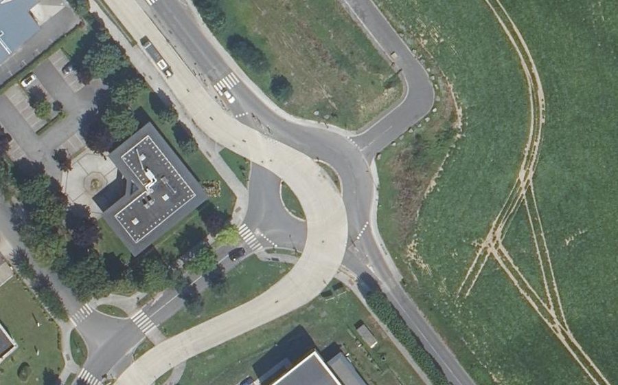 Vue aérienne du Rond-point anonyme n°494870366