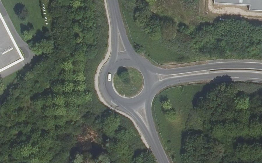 Vue aérienne du Rond-point anonyme n°494870383