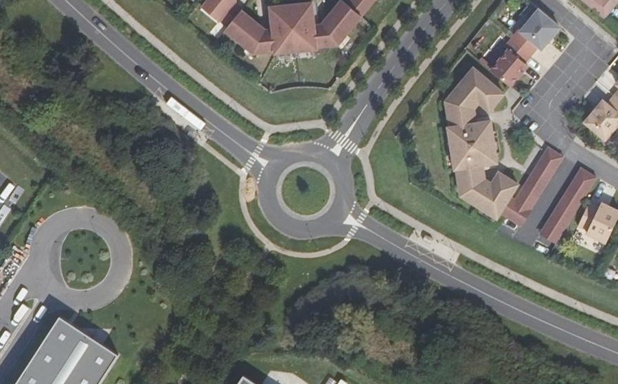 Vue aérienne du Rond-point anonyme n°494870387